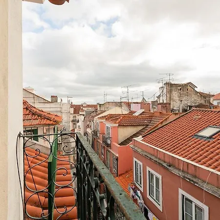 Attic With Balcony In Bairro Alto شقة