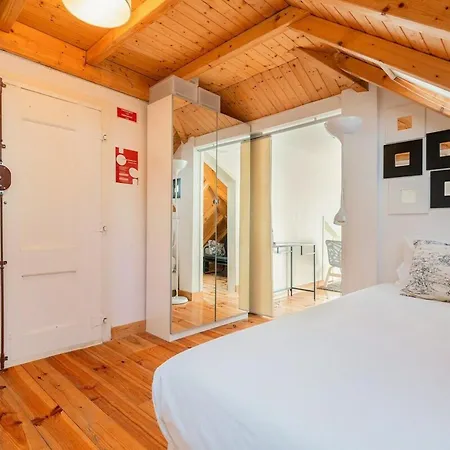 Apartament Attic With Balcony In Bairro Alto