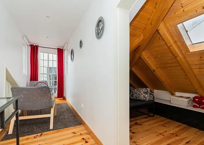 Apartamento Attic With Balcony In Bairro Alto *