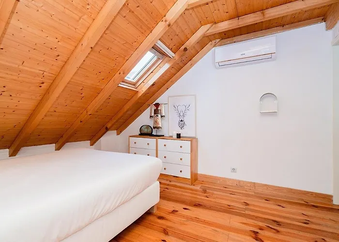 Attic With Balcony In Bairro Alto Apartamento Lisboa